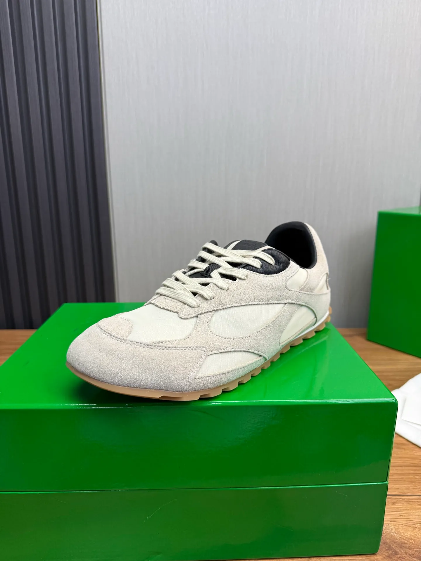 Men's men's shoes💰540💰 Bottega Veneta｜BV's new Forrest Gump shoes. Dexun shoes🩷💚 Sneaker technology nylon and suede, inspired by retro sneakers, light, comfortable, breathable and essential item. Original wear-resistant and non-slip rubber outsole❕❗️ Size: Female 35-40 (40 is custom-made and cannot be returned) Male 39-45 (45 is custom-made and cannot be returned or exchanged)